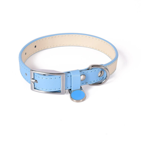 Cowhide pet collars are available in various sizes and colors to accommodate different breeds and sizes of pets. The adjustable feature, often achieved through buckles , allows pet owners to customize the fit of the collar for their pet’s neck size. This ensures a secure and comfortable fit, preventing the collar from being too tight or too loose.